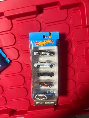 Hot Wheels Batman v Superman 5-Pack Toy Cars - Red & Blue